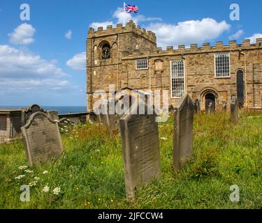 Whitby, UK - Juni 10. 2022: Blick auf die wunderschöne St. Marys Kirche in der Stadt Whitby, North Yorkshire, UK. Stockfoto