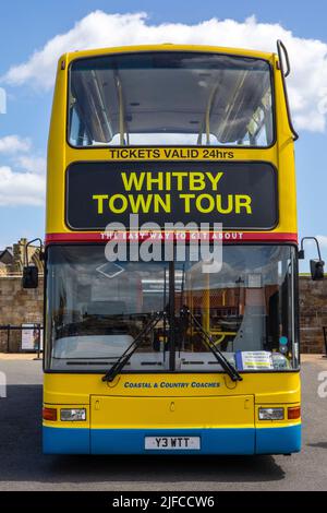 Whitby, UK - Juni 10. 2022: Whitby Town Tour Bus in der wunderschönen Küstenstadt Whitby in North Yorkshire, UK. Stockfoto