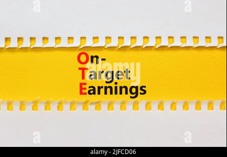 OTE-Symbol für die angestrebten Gewinne. Das Konzept formuliert die Zielgewinne des OTE auf gelbem Papier auf einem schönen weißen Hintergrund. Geschäft und OTE auf Zielvorgabe Stockfoto