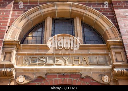 Whitby, Großbritannien - 10. 2022. Juni: Das Äußere der Wesley Hall in der Küstenstadt Whitby in North Yorkshire, Großbritannien. Stockfoto