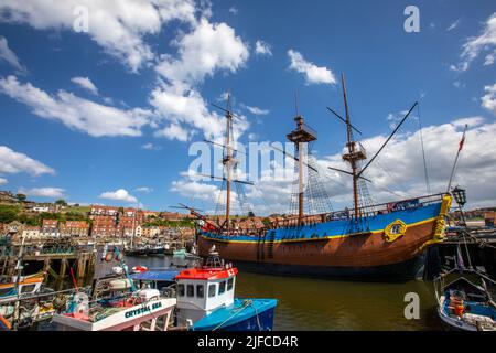 Whitby, Großbritannien - Juni 10. 2022: Nachbildung des Captain Cooks Schiffs HMS Endeavour in Whitby, North Yorkshire, Großbritannien. Das Schiff ist jetzt die Heimat der Endeavour-Erfahrung Stockfoto