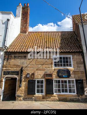Whitby, Großbritannien - Juni 10. 2022: Das Old Smuggler Cafe in Whitby, North Yorkshire, Großbritannien. Das Café wurde im 15.. Jahrhundert erbaut und hätte viele SM beherbergt Stockfoto