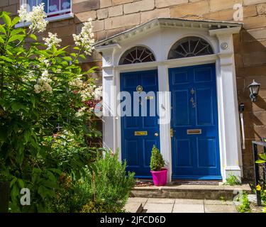 Whitby, Großbritannien - Juni 10. 2022: Wunderschöne georgianische Gebäudefassaden in der Küstenstadt Whitby in North Yorkshire, Großbritannien. Stockfoto