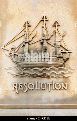 Whitby, UK - Juni 10. 2022: Skulptur der HMS Resolution auf der Captain Cook Monument Statue in Whitby, Yorkshire. Die Resolution war eine der Köche shi Stockfoto