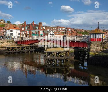 Whitby, Großbritannien - Juni 10. 2022: Whitby Swing Bridge in der Küstenstadt Whitby in North Yorkshire, Großbritannien. Stockfoto