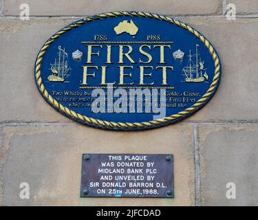 Whitby, Großbritannien - 10. 2022. Juni: Gedenktafel in Whitby, Yorkshire, zur Erinnerung an zwei von Whitby gebaute Schiffe unter den 1. Schiffen, die Botany Bay erreichen und die gefunden haben Stockfoto