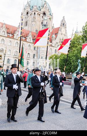 Hannover, Deutschland. 01.. Juli 2022. Der neue Bruchmeister setzt Maßstäbe und marschieren nach dem Bruchmeister-Engagement vom Neuen Rathaus zum Schützenfest auf den Schützenplatz. Nach zwei Jahren koronabezogener Pause findet vom 01. Bis 10. Juli wieder das Schützenfest Hannover auf dem Schützenplatz statt. Kredit: Michael Matthey/dpa/Alamy Live Nachrichten Stockfoto