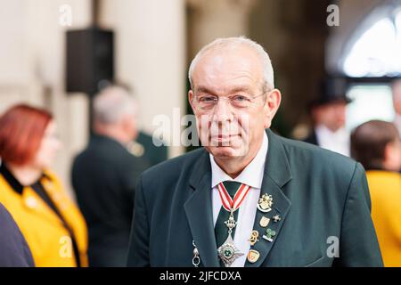 Hannover, Deutschland. 01.. Juli 2022. Schützenpräsident Paul-Eric Stolle steht im Kuppelsaal des neuen Rathauses zum Bruchmeister-Engagement. Nach zwei Jahren koronabedingter Pause findet vom 01. Bis 10. Juli wieder das Schützenfest Hannover auf dem Schützenplatz statt. Kredit: Michael Matthey/dpa/Alamy Live Nachrichten Stockfoto