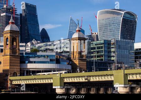 London, Großbritannien – 14. 2022. Juni: Gebäude in der City of London, Großbritannien, zusammengepfercht. Die Aussicht umfasst Blackfriars Station, die Gherkin, die Cheesegrate Stockfoto