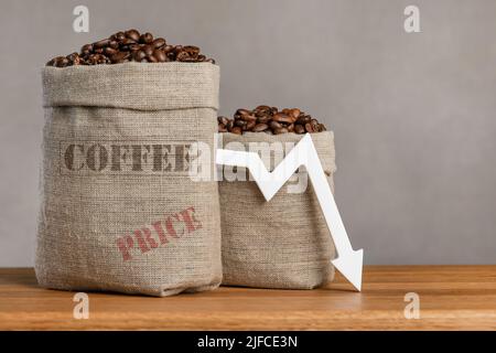 Niedrigere Preise für schwarze Kaffeebohnen. Schlechte Ernte von Kaffeebohnen, weltweite Nahrungsmittelkrise. Rückgang der Kosten für Kaffee-Futures und Derivate.Rückgang Stockfoto