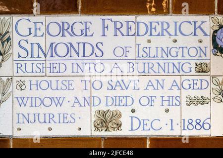London, Großbritannien - 14. 2022. Juni: Gedenktafel am Memorial to Heroic Self-Sacrifice im Postmans Park in London, Großbritannien - Gedenken an die einfachen Menschen, die gestorben sind Stockfoto