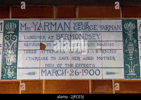 London, Großbritannien - 14. 2022. Juni: Gedenktafel am Memorial to Heroic Self-Sacrifice im Postmans Park in London, Großbritannien - Gedenken an die einfachen Menschen, die gestorben sind Stockfoto