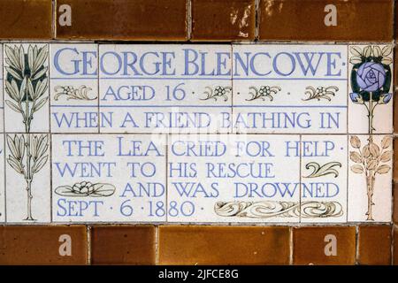 London, Großbritannien - 14. 2022. Juni: Gedenktafel am Memorial to Heroic Self-Sacrifice im Postmans Park in London, Großbritannien - Gedenken an die einfachen Menschen, die gestorben sind Stockfoto