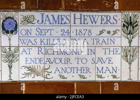 London, Großbritannien - 14. 2022. Juni: Gedenktafel am Memorial to Heroic Self-Sacrifice im Postmans Park in London, Großbritannien - Gedenken an die einfachen Menschen, die gestorben sind Stockfoto