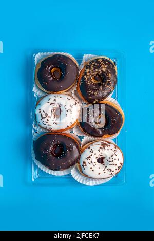 Donut auf blauem Hintergrund Stockfoto