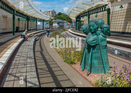 Harbour Arm Station,Folkestone Harbour,Folkestone,Kent,England Rug People Skulptur von Paloma Varga Weisz im Vordergrund. Stockfoto