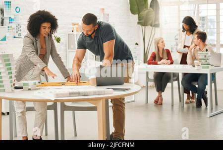 Verschiedene Geschäftsleute, die zusammenarbeiten. Team von Architekten, die zusammen in einem Büro arbeiten. Geschäftsleute arbeiten an einem Bauprojekt zusammen. Kollegen Stockfoto