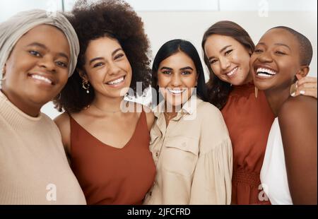 Fröhliche, vielfältige Gruppe junger Freundinnen, die zusammen ein Selfie machen. Team von fröhlichen und fröhlichen Geschäftsfrauen lächeln ein Foto in einem Büro in Stockfoto