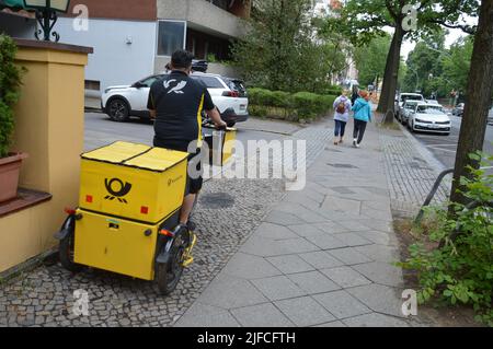 Berlin, Deutschland - 1. Juli 2022 - Grunewaldstraße im Ort Steglitz. (Markku Rainer Peltonen) Stockfoto