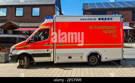 Bordesholm, Deutschland - 1. Juli 2022: Ein deutscher Krankenwagen parkte im Zentrum von Bordesholm Stockfoto