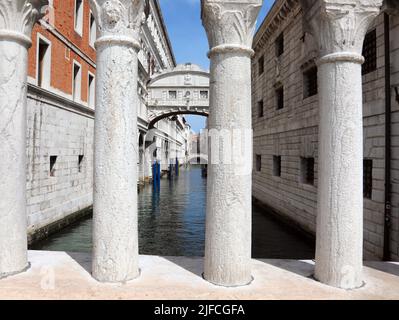 Berühmte Seufzerbrücke zwischen den Geländern der Insel Venedig in Norditalien in Südeuropa Stockfoto