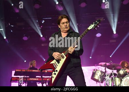 München, Deutschland. 01.. Juli 2022. Charlie BURCHILL (Gitarrist), Simple Minds in concert beim Tollwood Summer Festival 2022 am 1.. Juli 2022. Live, Konzert, Stage Stage Stage, Credit: dpa/Alamy Live News Stockfoto