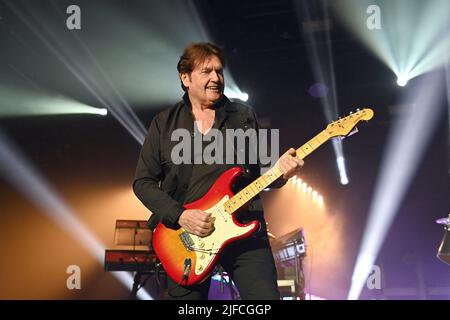 München, Deutschland. 01.. Juli 2022. Charlie BURCHILL (Gitarrist), Simple Minds in concert beim Tollwood Summer Festival 2022 am 1.. Juli 2022. Live, Konzert, Stage Stage Stage, Credit: dpa/Alamy Live News Stockfoto