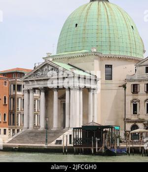 Ungewöhnliche Sicht auf die Treppe der Kirche St. SIMEON GRARDO auf der Insel Venedig ohne Menschen während der Sperre in Italien Stockfoto