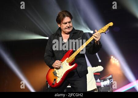 München, Deutschland. 01.. Juli 2022. Charlie BURCHILL (Gitarrist), Simple Minds in concert beim Tollwood Summer Festival 2022 am 1.. Juli 2022. Live, Konzert, Stage Stage Stage, Credit: dpa/Alamy Live News Stockfoto
