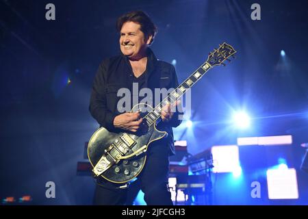 München, Deutschland. 01.. Juli 2022. Charlie BURCHILL (Gitarrist), Simple Minds in concert beim Tollwood Summer Festival 2022 am 1.. Juli 2022. Live, Konzert, Stage Stage Stage, Credit: dpa/Alamy Live News Stockfoto