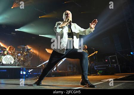 München, Deutschland. 01.. Juli 2022. Jim KERR. Simple Minds in concert beim Tollwood Summer Festival 2022 am 1.. Juli 2022. Live, Konzert, Bühne, Credit: dpa/Alamy Live News Stockfoto