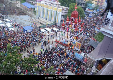 Kalkutta, Westbengalen, Indien. 26. August 2021. Hinduistische Anhänger nehmen partÂ an der jährlichen religiösen Prozession von Lord JagannathÂ Â während des 626 Jahre Mahash Rathajatra Festivals im Hooghly Bezirk in Westbengalen Teil. (Bild: © Dipa Chakraborty/Pacific Press via ZUMA Press Wire) Stockfoto