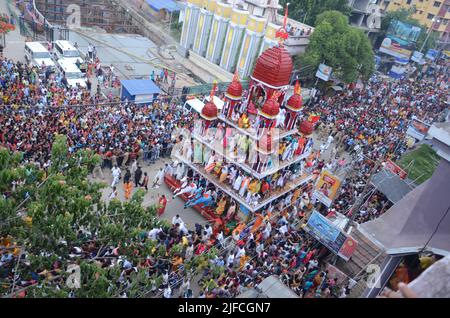 Kalkutta, Westbengalen, Indien. 26. August 2021. Hinduistische Anhänger nehmen partÂ an der jährlichen religiösen Prozession von Lord JagannathÂ Â während des 626 Jahre Mahash Rathajatra Festivals im Hooghly Bezirk in Westbengalen Teil. (Bild: © Dipa Chakraborty/Pacific Press via ZUMA Press Wire) Stockfoto