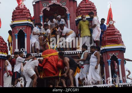 Kalkutta, Westbengalen, Indien. 26. August 2021. Hinduistische Anhänger nehmen partÂ an der jährlichen religiösen Prozession von Lord JagannathÂ Â während des 626 Jahre Mahash Rathajatra Festivals im Hooghly Bezirk in Westbengalen Teil. (Bild: © Dipa Chakraborty/Pacific Press via ZUMA Press Wire) Stockfoto