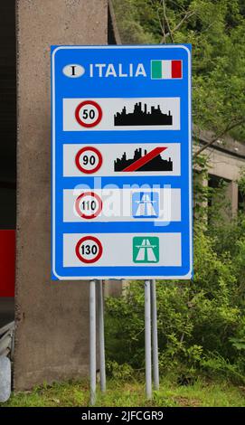 Straßenschild an der Grenze zu Italien Text mit den Angaben der Geschwindigkeitsbegrenzungen in der Stadt auf den außerstädtischen Straßen und auf der Autobahn Stockfoto