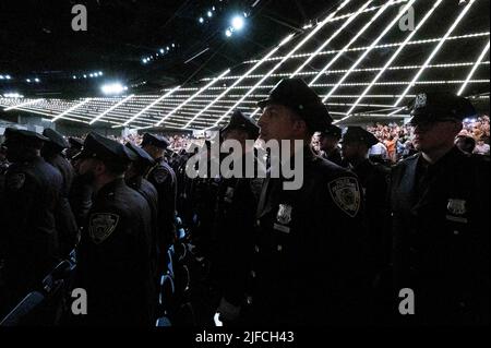 New York, USA . 01.. Juli 2022. 1. Juli 2022, New York City, New York, USA: Absolventen der Graduiertenakademie der New York City Police Department (NYPD). (Bild: © Michael Brochstein/ZUMA Press Wire) Bild: ZUMA Press, Inc./Alamy Live News Stockfoto