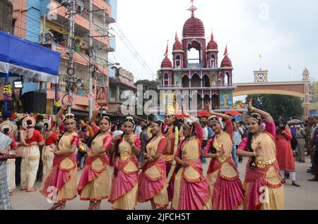 Kalkutta, Westbengalen, Indien. 26. August 2021. Hinduistische Anhänger nehmen partÂ an der jährlichen religiösen Prozession von Lord JagannathÂ Â während des 626 Jahre Mahash Rathajatra Festivals im Hooghly Bezirk in Westbengalen Teil. (Bild: © Dipa Chakraborty/Pacific Press via ZUMA Press Wire) Stockfoto