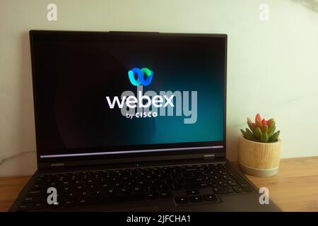 KONSKIE, POLEN – 30. Juni 2022: Das Cisco WebEx-Logo wird auf dem Laptop-Bildschirm angezeigt Stockfoto