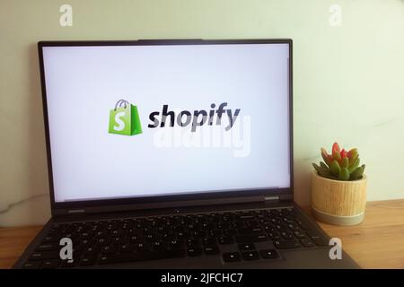 KONSKIE, POLEN - 30. Juni 2022: Shopify Inc Logo wird auf dem Laptop-Bildschirm angezeigt Stockfoto