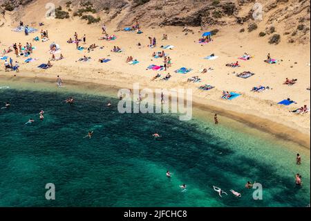 Lanzarote, Spanien. 01.. Juli 2022. Die Menschen genießen das kristallklare türkisfarbene Wasser des Papagayo-Strandes im Naturpark Los Ajaches, südlich von Lanzarote auf den Kanarischen Inseln, an einem sonnigen Sommertag. Quelle: Marcos del Mazo/Alamy Live News Stockfoto