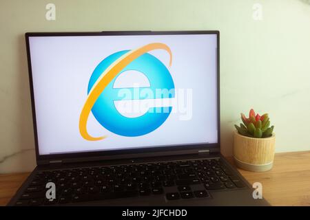 KONSKIE, POLEN - 30. Juni 2022: Internet Explorer-Logo wird auf dem Laptop-Bildschirm angezeigt Stockfoto