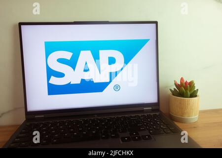 KONSKIE, POLEN - 30. Juni 2022: Logo des SAP-Softwarekonzerns auf dem Laptop-Bildschirm Stockfoto