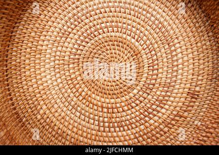 Nahaufnahme eines Korbgewebes aus natürlichen Materialien Stockfoto