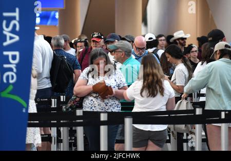 Orlando, USA. 01.. Juli 2022. Vor dem Urlaub am 4. Juli finden Reisende am Orlando International Airport eine TSA-Screening-Linie vor. Hunderte von Flügen in der ganzen Grafschaft wurden verspätet oder gestrichen, und Fluggesellschaften warnen Passagiere, sich auf Probleme vorzubereiten. Kredit: SOPA Images Limited/Alamy Live Nachrichten Stockfoto