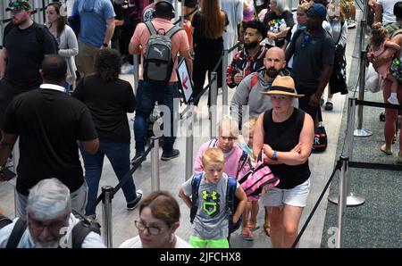 Orlando, USA. 01.. Juli 2022. Vor dem Urlaub am 4. Juli finden Reisende am Orlando International Airport eine TSA-Screening-Linie vor. Hunderte von Flügen in der ganzen Grafschaft wurden verspätet oder gestrichen, und Fluggesellschaften warnen Passagiere, sich auf Probleme vorzubereiten. Kredit: SOPA Images Limited/Alamy Live Nachrichten Stockfoto