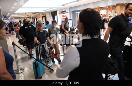 Orlando, USA. 01.. Juli 2022. Vor dem Urlaub am 4. Juli finden Reisende am Orlando International Airport eine TSA-Screening-Linie vor. Hunderte von Flügen in der ganzen Grafschaft wurden verspätet oder gestrichen, und Fluggesellschaften warnen Passagiere, sich auf Probleme vorzubereiten. Kredit: SOPA Images Limited/Alamy Live Nachrichten Stockfoto