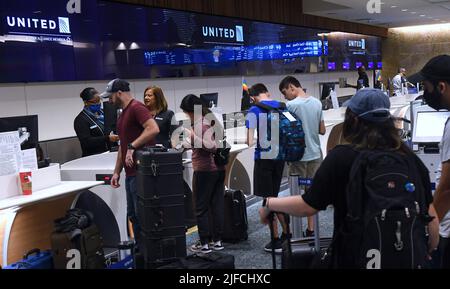 Orlando, USA. 01.. Juli 2022. Reisende checken vor dem Urlaub im Juli 4 am Schalter von United Airlines am Orlando International Airport ein. Hunderte von Flügen in der ganzen Grafschaft wurden verspätet oder gestrichen, und Fluggesellschaften warnen Passagiere, sich auf Probleme vorzubereiten. Kredit: SOPA Images Limited/Alamy Live Nachrichten Stockfoto