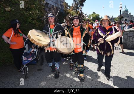 Victoria, British Columbia, Kanada, 1. Juli 2022 - im Binnenhafen in Victoria, British Columbia, Kanada, auf Vancouver Island beginnen die Feierlichkeiten zum Canada Day, während die traditionellen Lekwungen-Tänzer am Freitagmorgen eine Prozession entlang des Causeway-Pfades anführen. Don Denton/Alamy Live News Stockfoto