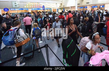 Orlando, Usa. 01.. Juli 2022. Vor dem Urlaub am 4. Juli finden Reisende am Orlando International Airport eine TSA-Screening-Linie vor. Hunderte von Flügen in der ganzen Grafschaft wurden verspätet oder gestrichen, und Fluggesellschaften warnen Passagiere, sich auf Probleme vorzubereiten. (Foto von Paul Hennessy/SOPA Images/Sipa USA) Quelle: SIPA USA/Alamy Live News Stockfoto