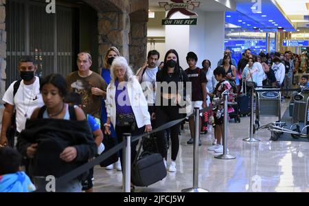 Orlando, Usa. 01.. Juli 2022. Reisende warten vor dem Urlaub im Juli 4 in einer TSA-Screening-Linie am Orlando International Airport. Hunderte von Flügen in der ganzen Grafschaft wurden verspätet oder gestrichen, und Fluggesellschaften warnen Passagiere, sich auf Probleme vorzubereiten. (Foto von Paul Hennessy/SOPA Images/Sipa USA) Quelle: SIPA USA/Alamy Live News Stockfoto